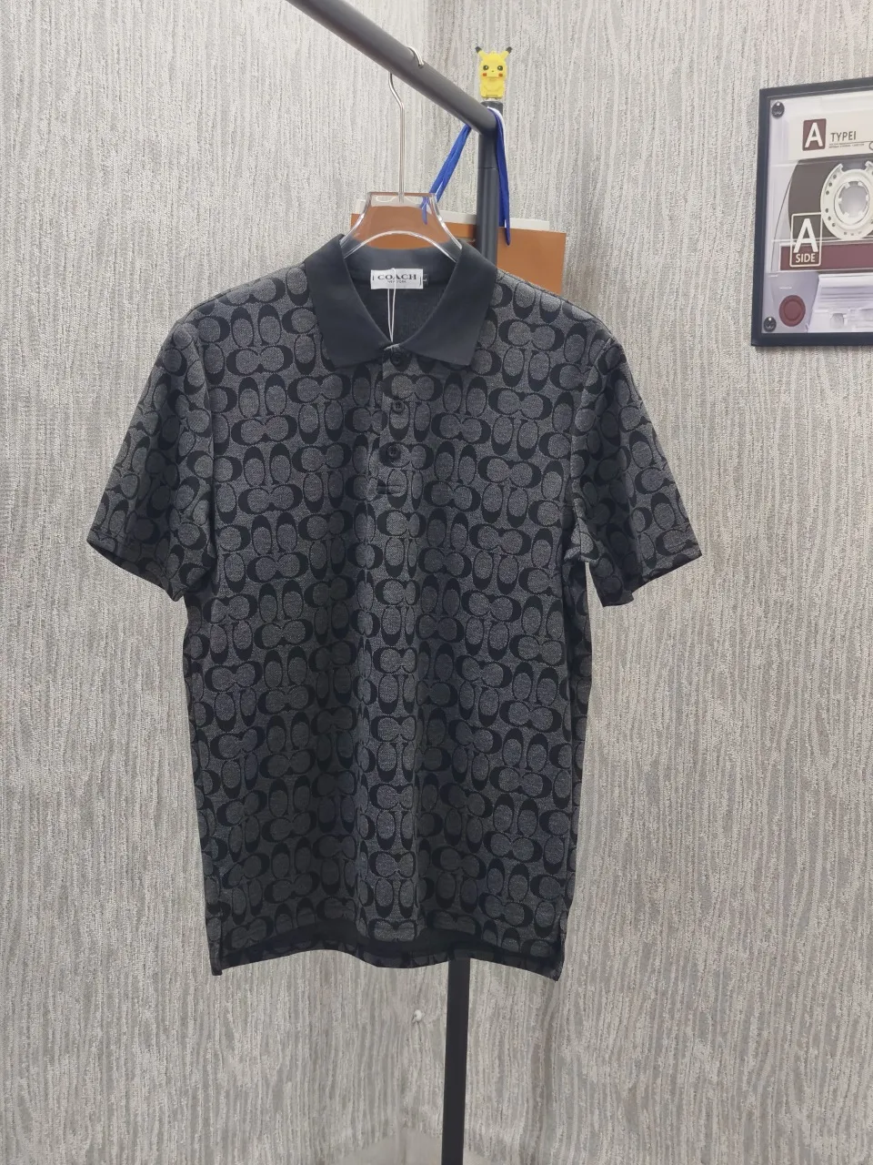 🌈🌈Coach/Coach all-over logo jacquard lapel short-sleeved polo shirt. Selected soft waxy terry cotton fabric, fluffy and skin-friendly, breathable and not sweaty. Customized fabrics are made of wafer cloth and jacquard knitting technology. Straight-leg tailoring, smooth, comfortable upper body, Breathable, concave and convex three-dimensional, fashionable and casual wear. Color: Black Sizes: M-3XL